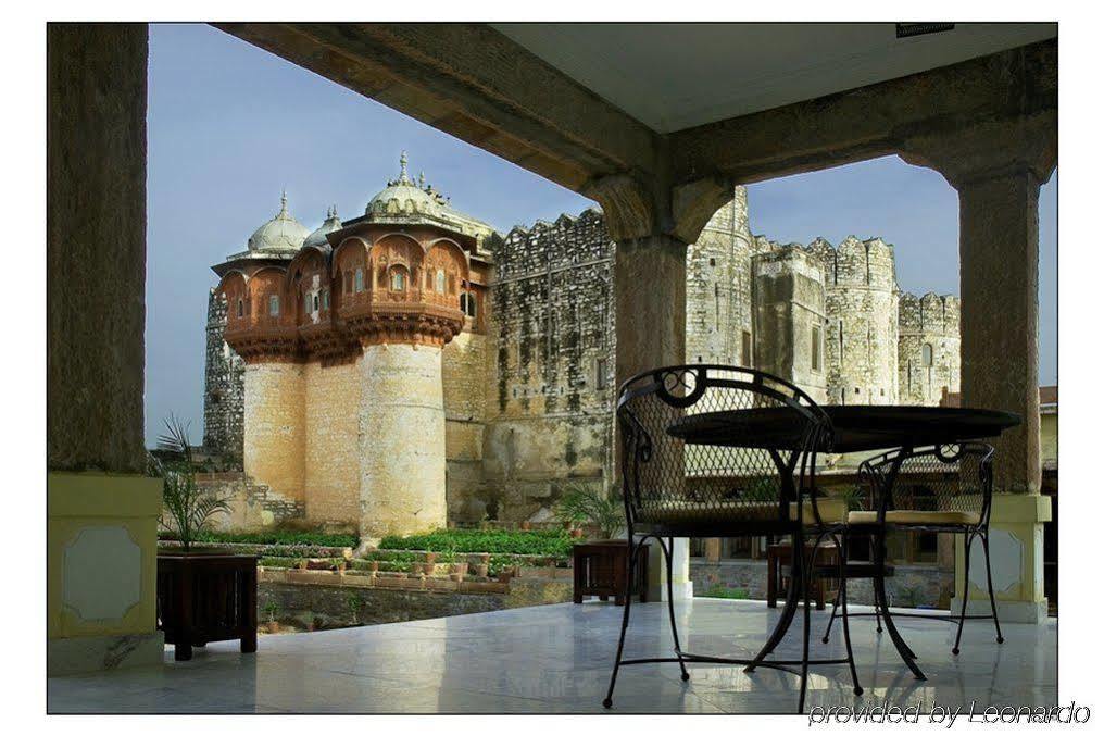 Atulya Fort Khejarla Ресторан фото